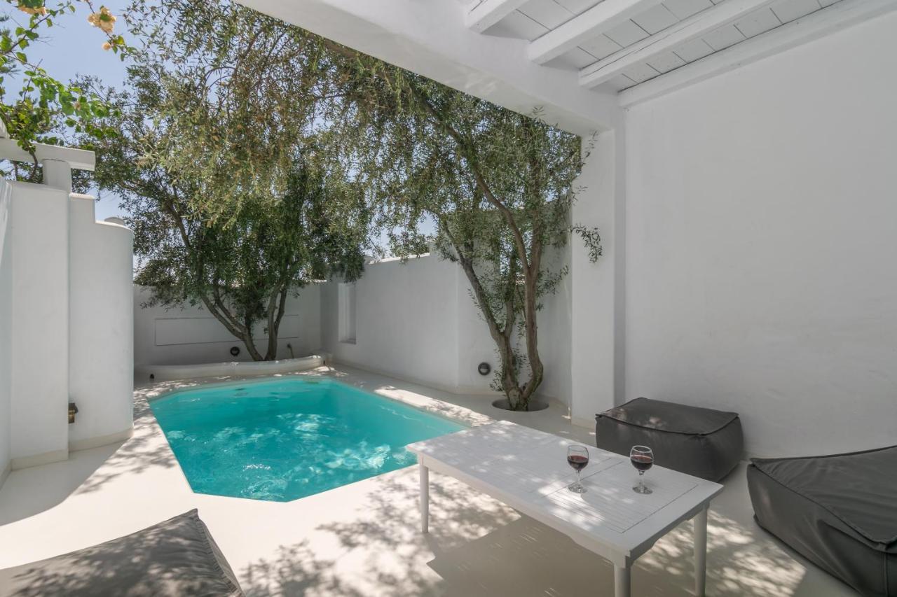 Thalassitra Private Pool Suites Adamantas  Exterior photo